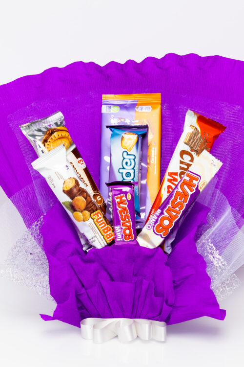 Maceta Morada de Chocolates Variados